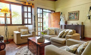 Casa de campo con jardín, chimenea y jacuzzi en Chaclacayo