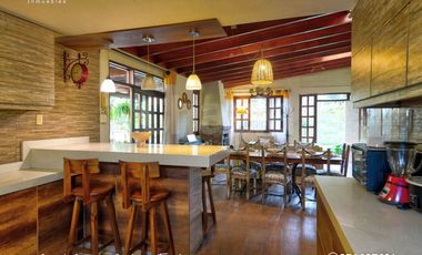 Casa de campo con jardín, chimenea y jacuzzi en Chaclacayo