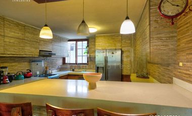 Casa de campo con jardín, chimenea y jacuzzi en Chaclacayo