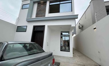 Se vende casa por estrenar fuera de urbanización