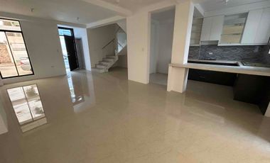 Se vende casa por estrenar fuera de urbanización