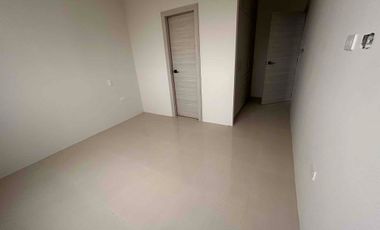 Se vende casa por estrenar fuera de urbanización