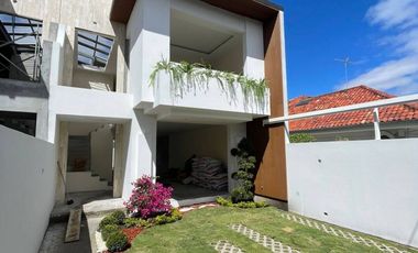 En Venta Casa en construcción en Condominio sector Jardines del Río - Cuenca