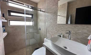 En Venta hermoso Penthouse de 4 dormitorios con hermosa vista al río, Sector Muñecas de Piedra - Cuenca