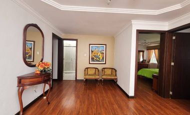 En Venta Casa elegante de 5 dormitorios sector Narancay