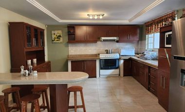 En Venta Casa elegante de 5 dormitorios sector Narancay