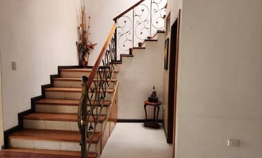 En Venta Casa elegante de 5 dormitorios sector Narancay