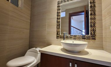 En Venta Casa elegante de 5 dormitorios sector Narancay