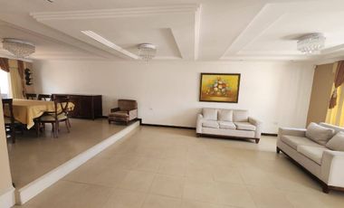 En Venta Casa elegante de 5 dormitorios sector Narancay