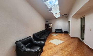 En Venta Casa elegante de 5 dormitorios sector Narancay