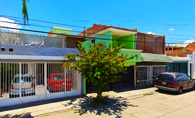 CASA EN VENTA EN COL VERSALLES 2DA SECC AGUASCALIENTES!!!