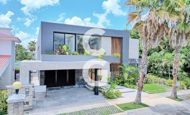Casa en Venta en Cancun en Residencial Villa Magna con Amplio Jardín y Alberca