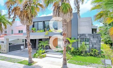 Casa en Venta en Cancun en Residencial Villa Magna con Amplio Jardín y Alberca