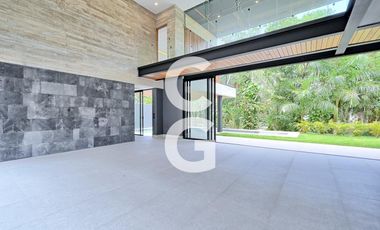 Casa en Venta en Cancun en Residencial Villa Magna con Amplio Jardín y Alberca