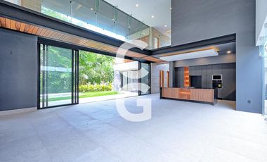 Casa en Venta en Cancun en Residencial Villa Magna con Amplio Jardín y Alberca