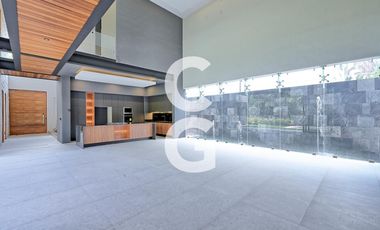 Casa en Venta en Cancun en Residencial Villa Magna con Amplio Jardín y Alberca