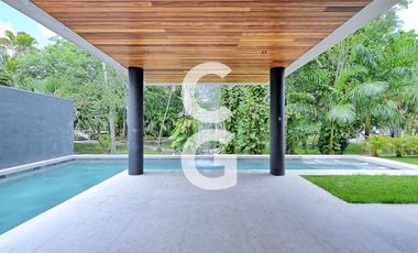 Casa en Venta en Cancun en Residencial Villa Magna con Amplio Jardín y Alberca