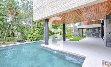 Casa en Venta en Cancun en Residencial Villa Magna con Amplio Jardín y Alberca