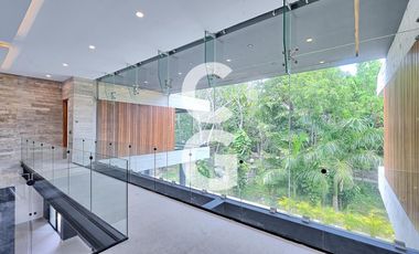 Casa en Venta en Cancun en Residencial Villa Magna con Amplio Jardín y Alberca