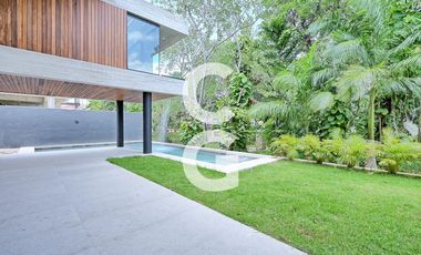 Casa en Venta en Cancun en Residencial Villa Magna con Amplio Jardín y Alberca