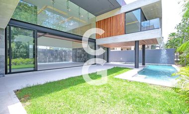 Casa en Venta en Cancun en Residencial Villa Magna con Amplio Jardín y Alberca