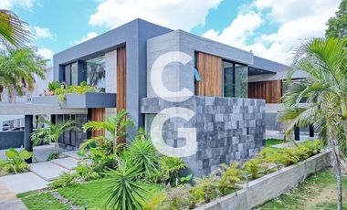 Casa en Venta en Cancun en Residencial Villa Magna con Amplio Jardín y Alberca