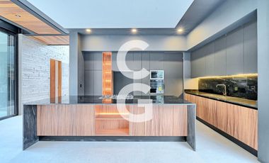 Casa en Venta en Cancun en Residencial Villa Magna con Amplio Jardín y Alberca