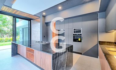 Casa en Venta en Cancun en Residencial Villa Magna con Amplio Jardín y Alberca