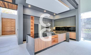 Casa en Venta en Cancun en Residencial Villa Magna con Amplio Jardín y Alberca