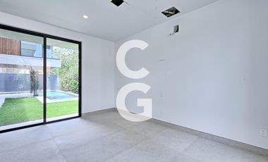 Casa en Venta en Cancun en Residencial Villa Magna con Amplio Jardín y Alberca