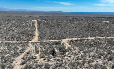 Casa con terreno en Todos Santos con vista al mar.