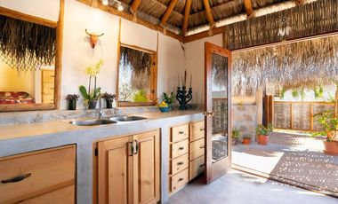 Casa con terreno en Todos Santos con vista al mar.