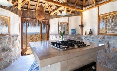 Casa con terreno en Todos Santos con vista al mar.