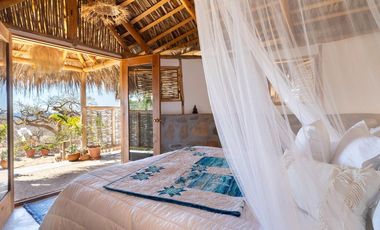 Casa con terreno en Todos Santos con vista al mar.