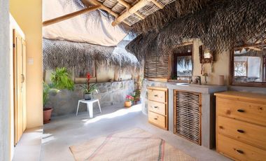 Casa con terreno en Todos Santos con vista al mar.