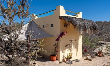 Casa con terreno en Todos Santos con vista al mar.