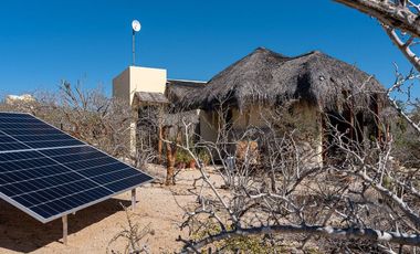 Casa con terreno en Todos Santos con vista al mar.