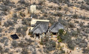 Casa con terreno en Todos Santos con vista al mar.