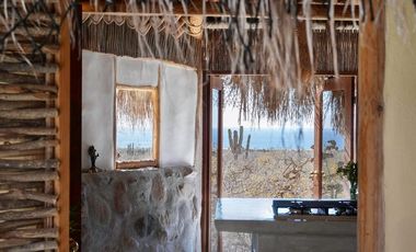 Casa con terreno en Todos Santos con vista al mar.