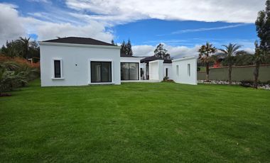 HERMOSA CASA DE UNA PLANTA A ESTRENAR EN PUEMBO DENTRO DE URBANIZACION EXCLUSIVA