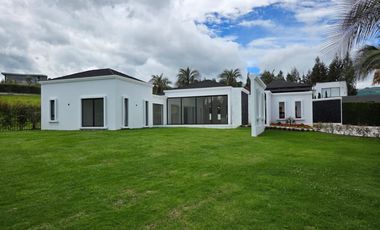 HERMOSA CASA DE UNA PLANTA A ESTRENAR EN PUEMBO DENTRO DE URBANIZACION EXCLUSIVA