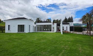 HERMOSA CASA DE UNA PLANTA A ESTRENAR EN PUEMBO DENTRO DE URBANIZACION EXCLUSIVA