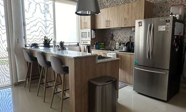 CASA EN VENTA DE UN PISO TOTALMENTE EQUIPADA CON ALBERCA