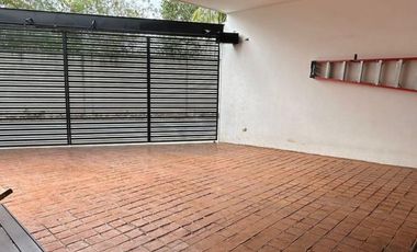 CASA EN VENTA DE UN PISO TOTALMENTE EQUIPADA CON ALBERCA