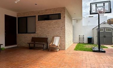 CASA EN VENTA DE UN PISO TOTALMENTE EQUIPADA CON ALBERCA