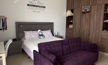 CASA EN VENTA DE UN PISO TOTALMENTE EQUIPADA CON ALBERCA