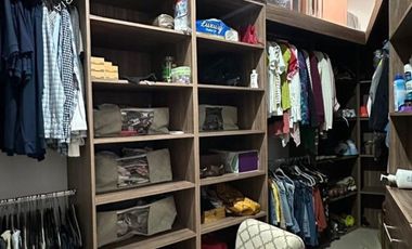 CASA EN VENTA DE UN PISO TOTALMENTE EQUIPADA CON ALBERCA