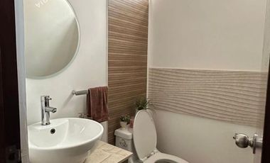 CASA EN VENTA DE UN PISO TOTALMENTE EQUIPADA CON ALBERCA