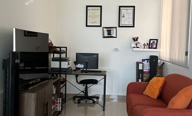 CASA EN VENTA DE UN PISO TOTALMENTE EQUIPADA CON ALBERCA