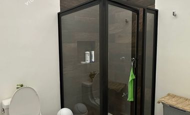 CASA EN VENTA DE UN PISO TOTALMENTE EQUIPADA CON ALBERCA